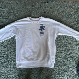 Abecrombie tjocktröja! - Vit Abecrombie & fitch tjocktröja säljes i gott skick!