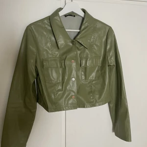 Croppad jacka - Grön Croppad jacka storlek M. Passar S-M. Bra skick!🤍