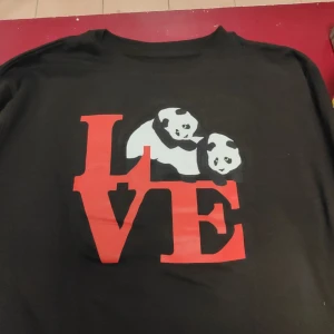 Sweatshirt Enjoi - Sweatshirt från Enjoi med kärleksfulla pandor på. Storlek M. Ny. Ord. pris 699:-