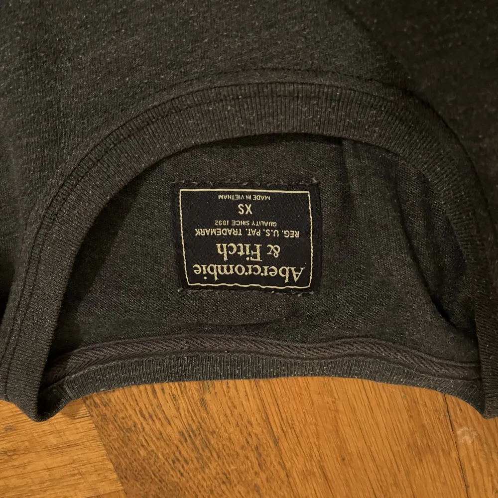 En långärmad mörkgrå tröja från abercrombie & fitch! Den är i bra skick och i storlek Xs för män🙌. Toppar.