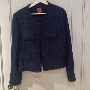 Veronica Virta  - Blå kavaj i storlek XL. Blandmaterial, men mest bomull 49%. 