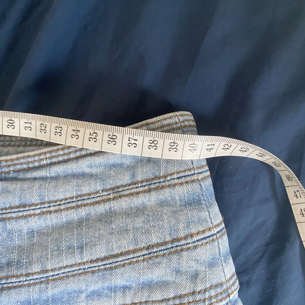 Säljer såå snygga jeans från second hand, unika och oanvända!! Som nya☺️ midjemått över midjan är 39cm!. Jeans & Byxor.