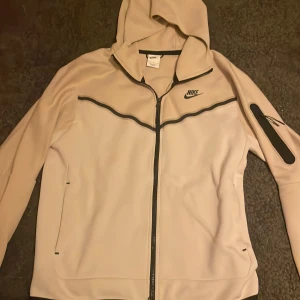Nike Tech - Nike Tech hoodie, som använts några gånger. Äkta och köpt från Nike. Storlek M. Pris kan diskuteras