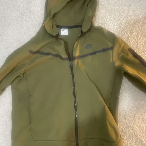 Nike Tech set  - Hej säljer min Nike tech, köpte för ungefär ett år sen men fortfarande i bra skick! 