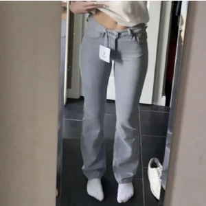 Gråa jeans - Hej! Köpte dessa precis från plick men var sorglig nog för stora, skulle säga att det är mer av strlk 26, möjligtvis 27😊 perfekt om man har långa ben oxå!!!! (Inte min bild)