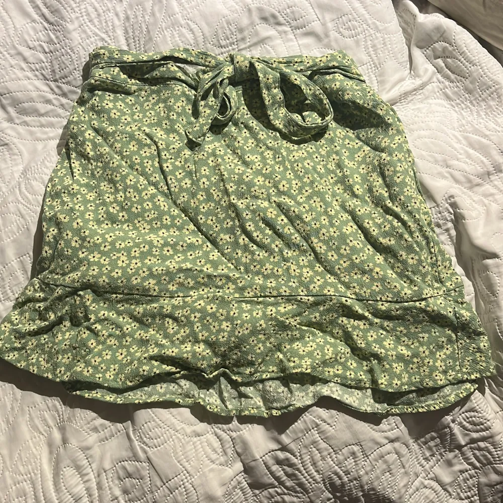 En grön kjol från Pull&Bear med shorts inuti, i storlek S men ganska liten i storleken så passar även Xs. Använd ganska många gånger💕. Kjolar.