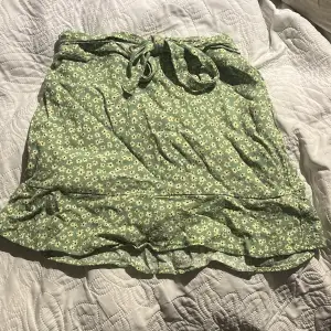 En grön kjol från Pull&Bear med shorts inuti, i storlek S men ganska liten i storleken så passar även Xs. Använd ganska många gånger💕