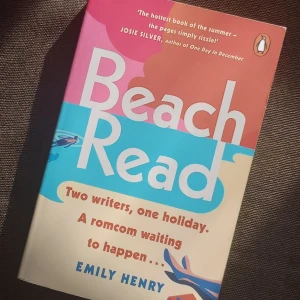 Beach Read av Emily Henry  - Boken "Beach Read" av Emily Henry! Fick som del av ett bookbox-set men har redan. Mycket bra skick, lite wear and tear från PostNord, inte läst! Nypris för 119kr, säljer för 70! :)) Köper du båda mina Emily Henry-böcker får du båda för 120kr!