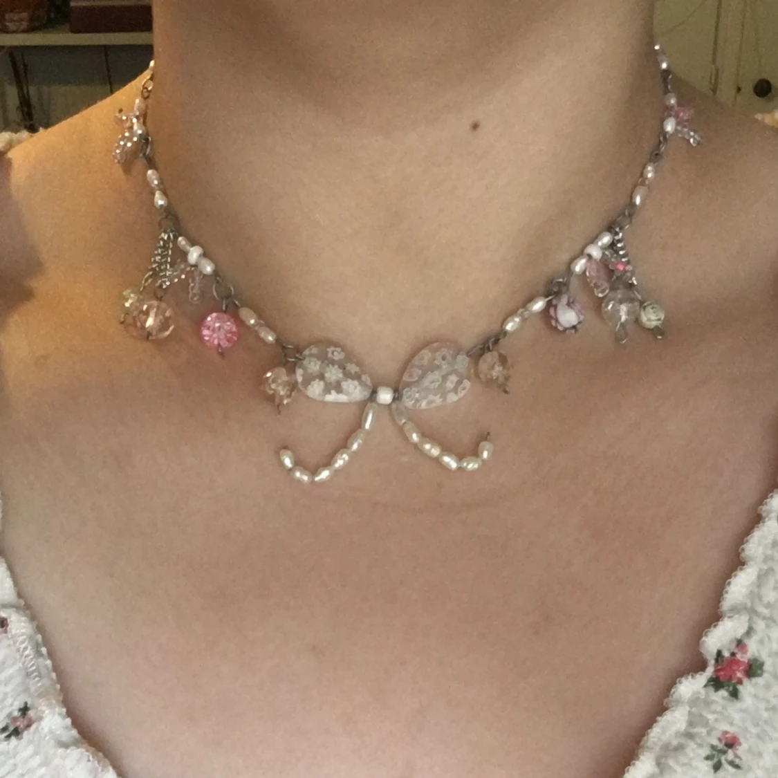 Rosa/vitt halsband med rossetter - 91