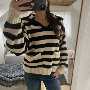 Randig stickad tröja - Säljer denna så mysiga tjocktröja från zara, med liten cool detalj vid ryggen. Så mysig nu till hösten och passar till vad som helst!