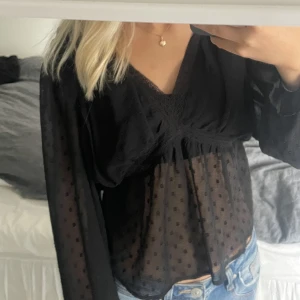 Blus  - Säljer denna blusen som är från zara! Den är i storlek XS, men skulle även passa för dem som har S! Jag köpte den för 359kr och säljer den för 239kr