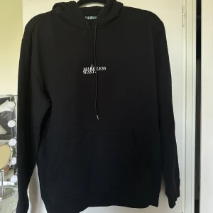 Hoodie - Hoodie i storlek S, passar även M. Pris: 40 kr, köparen står för frakten. 