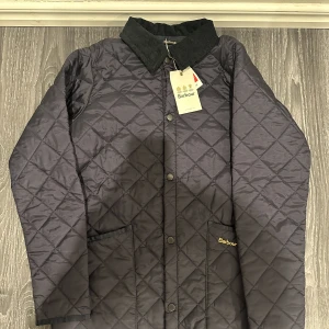 Barbour jacka - En helt ny barbour jacka, perfekt för höstsäsongen. Taggar kommer. Jätte snygg och perfekt till hösten, köparen står för frakten, tveka ej om du har några frågor!📦(Passar Xs)