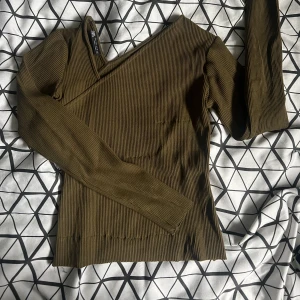 Tröja  - En jättefin zara tröja som har använts ca 5 gånger. Tröjan har tyvärr fått lite sömn problem efter tvätt men det är inget som märks så värst mycket nät tröjan är på då tyget töjs ut. Utöver det är tröjan jättefin och är i storlek S. 