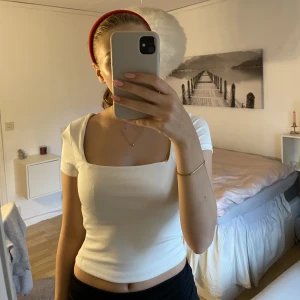 Vit tröja - Säljer denna fina vita tröja från New yorker som är använd men fortfarande i fint skick, hör av dig för fler bilder och tröjan är i storlek S🌟