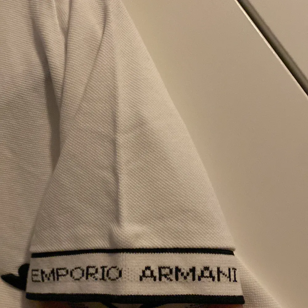 En riktigt fet Armani pikétröja. Den är i bra skick och är nästan oanvänd. Köpte för 949 kr och säljer för 699. Skjortor.