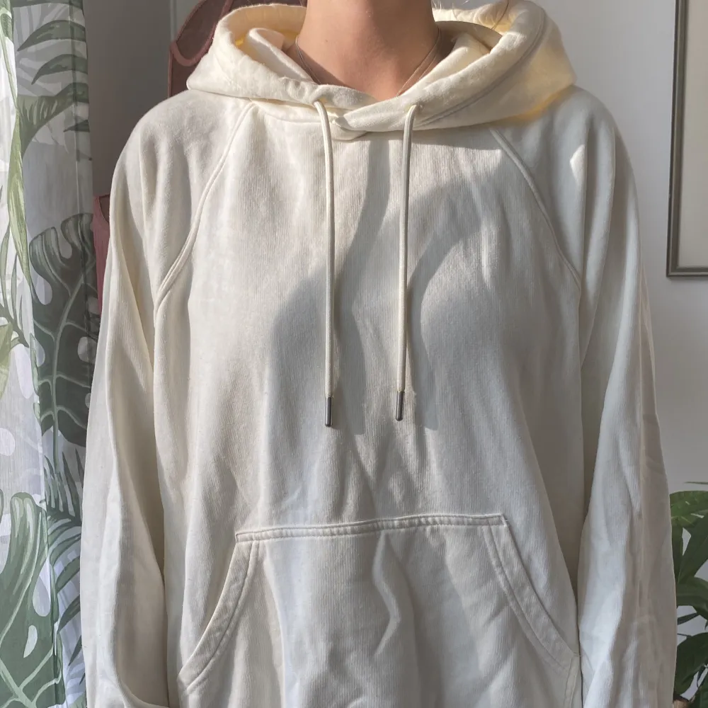 Fin, krämvit oversized hoodie, bra skick!!. Hoodies.