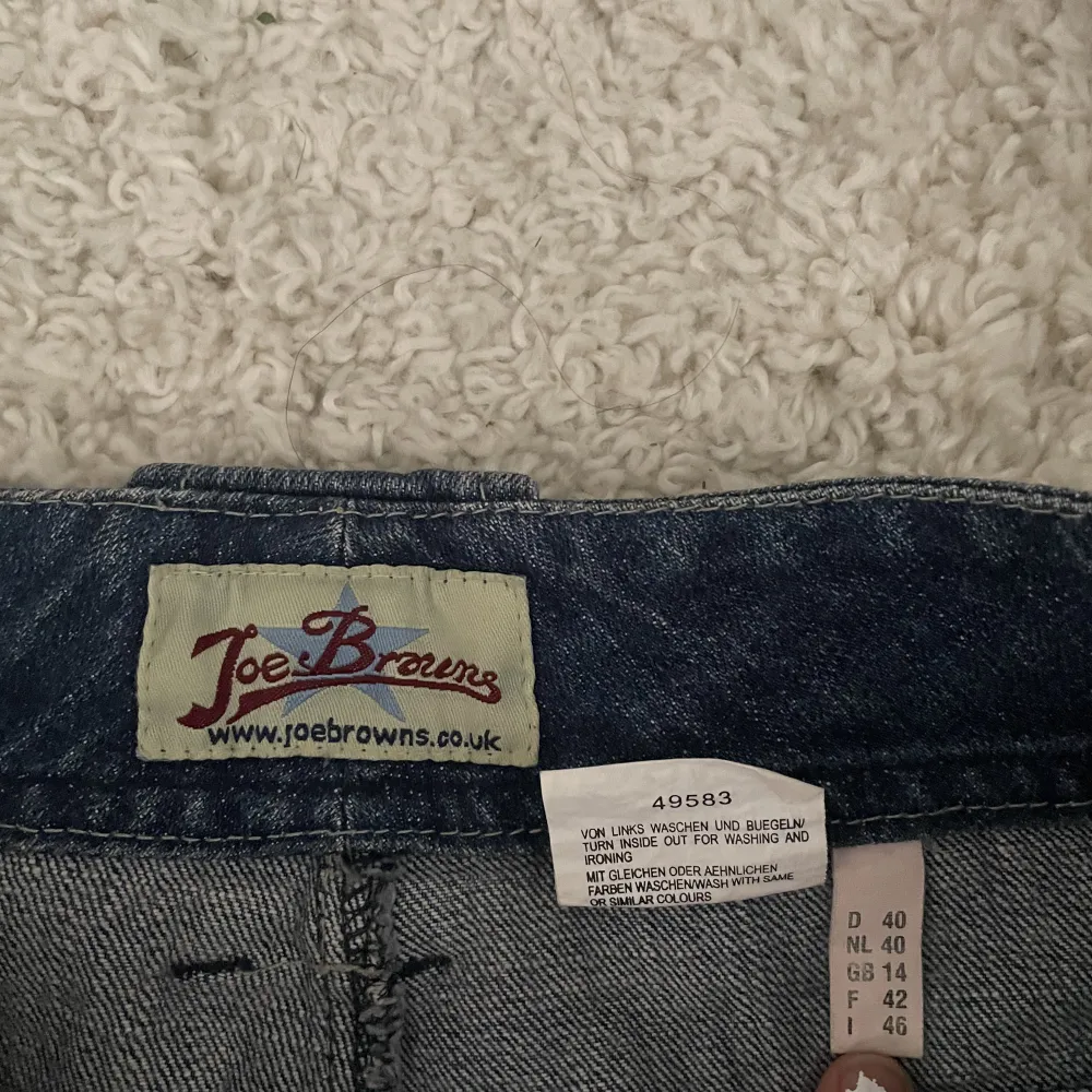 Nu säljer jag dessa as coola lågmidjade jeans från Joe Browns. Köpta secondhand i Köpenhamn men inte kommit till så mycket användning. Det står stl. 40 men skulle säga att de passar mer en 38. . Jeans & Byxor.