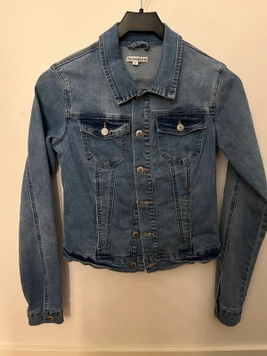 Jeansjacka  - Använd fåtal gånger  Finns i Höör eller kan skickas mot frakt 