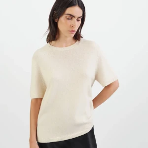 Soft goat tröja  - Säljer denna supersnygga tröja då den är för oversized på mig. Köpte den innan sommaren i butik så den har inga större defekter såsom hål eller annat, några fläckar men syns knappt!den passar allt ifrån xs-m beroende på hur man vill att den ska sitta