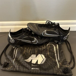 Nike fotbollsskor  - Säljer mina Nike Mercurial Vapor 14 Elite FG Shadow för att dem aldrig kom till användning. Köpt för 2799 på Unisport. Storlek 44. Skick 10/10! Bara använt skorna nån enstaka gång. Påse medföljer. Hör av dig vid ytterligare frågor!