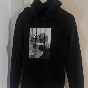 Tupac hoodie - Hoodie med motiv av tupac. Kan frakta men även mötas upp❤️