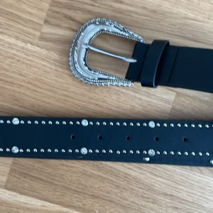 Bälte - Svart bälte med ”diamanter/stenar/metallsaker” på