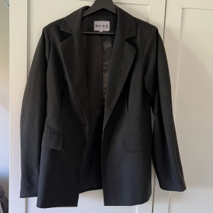 Blazer/kavaj - Kavaj från nakd. Svart med lite utsvängda ärmar. Lite nopprig i tyget annars är den fin i skicket💗