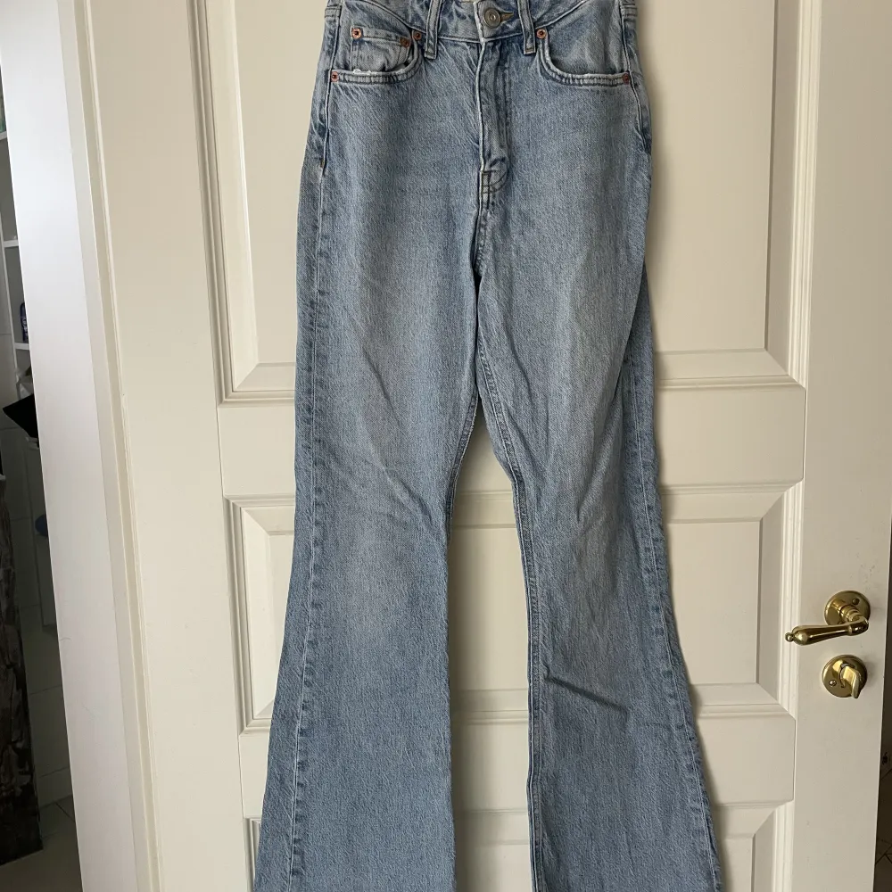 Jeans från urban outfitters BDG. Bootcut jeans i ljus denim. Storlek w24 och l30.. Jeans & Byxor.