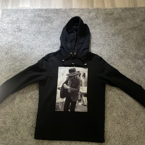 Limitato hoodie - Skick: 9/10. Använd men har inga defekter. Box ingår. Nypris: 3000