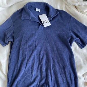 Tröja från Zara - Tröja från Zara. Ny med lappen kvar. Materialet är som en frotéhandduk.💕Skicka för fler bilder eller för att se hur den sitter på.