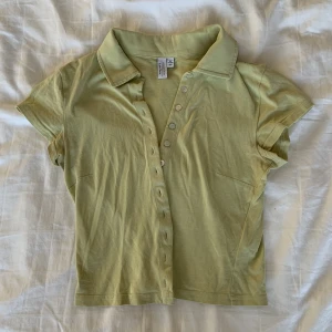 Skitsnygg &otherstories top!💋 - Jättesöt ljusgrön top från & Other Stories! Den är på riktigt överdrivet skön och utan defekter - köpt för 300 kr nypris💋