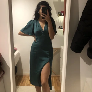 Klänning  - Säljer min fina gröna klänning pågrund av de är för liten på mig 💚