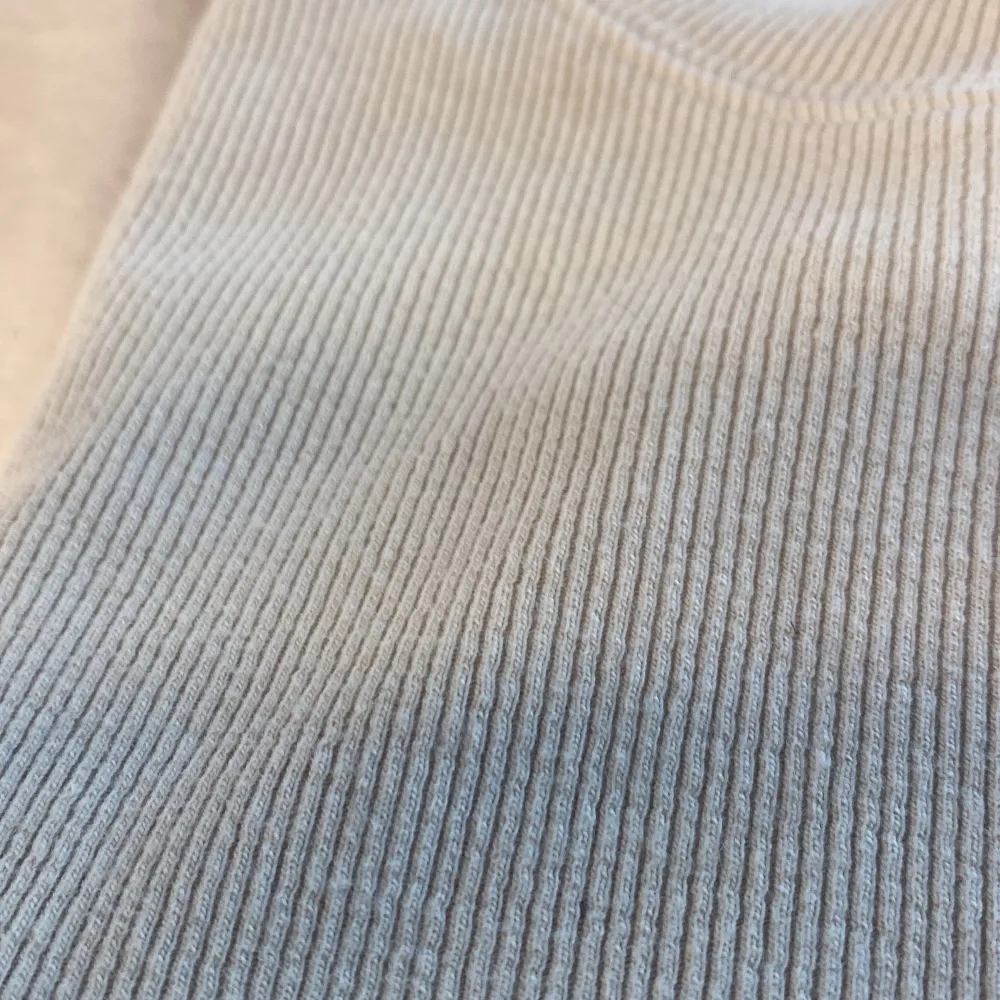 Skön beige långärmad tröja, använd ungefär en till två gånger och är supermysig.❤️. Tröjor & Koftor.