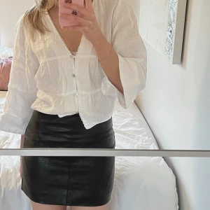 Mini läder kjol nyskick - En minikjol i läderimitation ❤️‍🔥Aldrig använd🫶🏻 dragkedja baktill⚡️