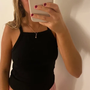 Svart linne - Ribbat Linne från nakd i storlek s. Kan skicka fler bilder! Pris kan diskuteras 