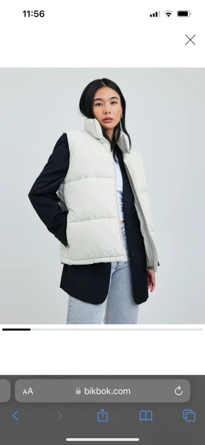 Puffer väst - Säljer denna snygga väst perfekt till hösten! Andvänd fåtal gånger, som nyskick🤍Nypris: 599kr Pris kan diskuteras 