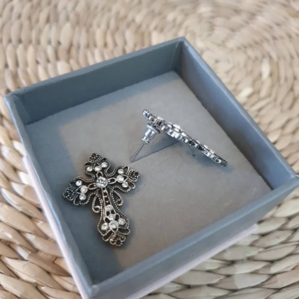 Moi Moi kors örhängen med små stenar,❤️Endast provade, rengjorda (Bilder från förra säljaren, box ingår ej) . Accessoarer.