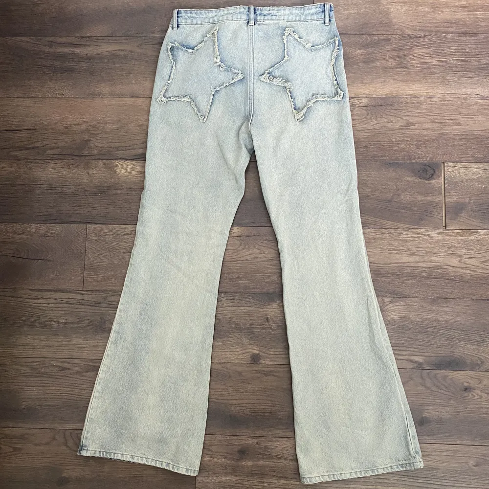 Säljer ett par bootcut jeans med stjärnor. Strl 40 men sitter mer som 36/S. Lappen kvar och oanvända💗. Jeans & Byxor.