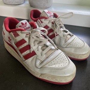 Adidas Forum Low - Sparsamt använda, fint skick!