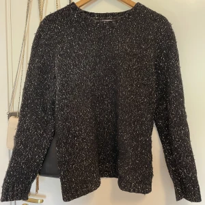 Stickad tröja - En as snygg unik stickad tröja som inte längre finns att köpa! Den är från samsøe med orginalpris runt 1100kr har jag för mig! Skicket är utmärkt💗💗