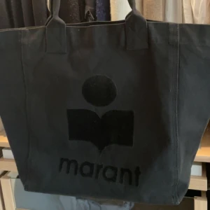 Isabel marant totebag  - Intressekoll på min isabel marant totebag som är i fint skick med ett milt slitage men annars som ny och köpt för 1800❤️ de är ett fast pris 