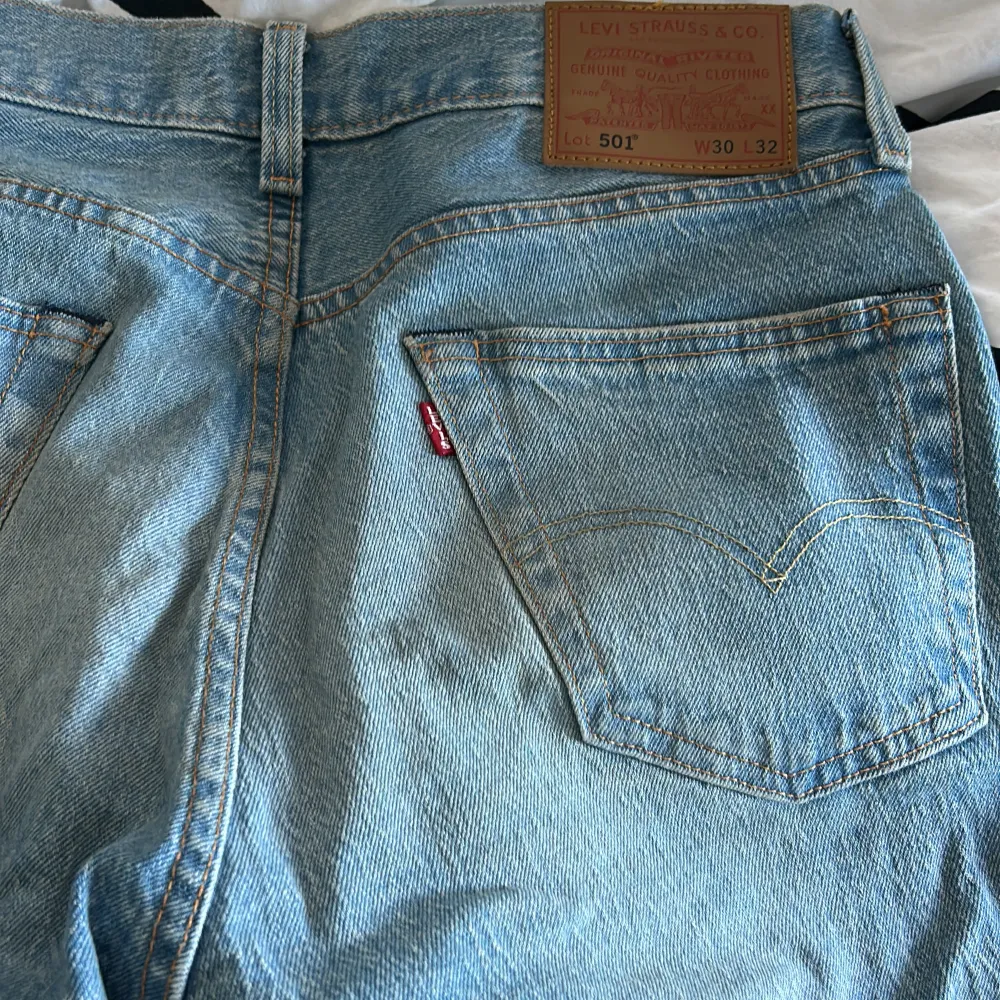 Säljer ett par ljusblåa levis 501 jeans. Anledningen är att jag slutat använda de helt. (Nypris runt tusenlappen) sparsamt använda. Inga som helst slitningar eller liknande.  Skriv för frågor o funderingar. Pris kan diskuteras vid snabb affär!. Jeans & Byxor.
