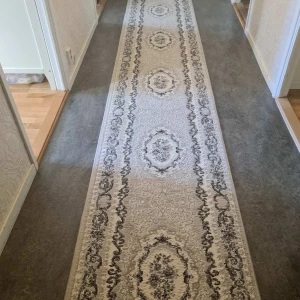 Mattor i fint skick  - Dessa mattor e underbar att ha till hela året runt väldigt mysiga och fint i material dock av flyttning vill jag sälja dem och det går att snavka runt pris privat för ett bra pris men har gemensamt pris sammanlagt 2000