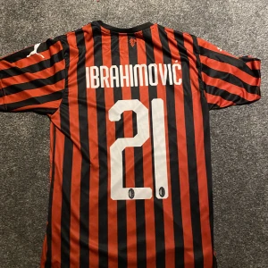 AC MILAN TRÖJA - Fotbollströja, aldrig använd. Obs, det är replika alltså inte äkta men bra kvalitet. Enda misstaget är på bild 3 