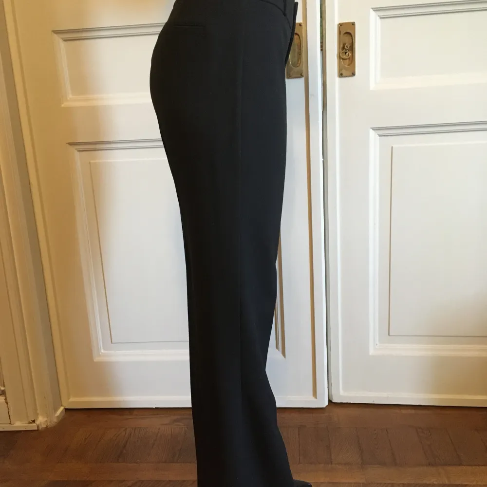 Utsvängda slim byxor ESPRIT i svart, med bredd hög midja.  Material: viskos, elastan. Storlek: 36.  Innersömslängd: 82 cm. Jeans & Byxor.