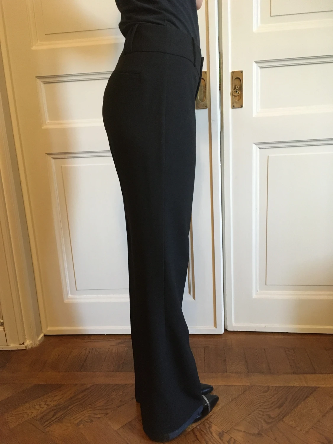 Utsvängda slim-fit byxor i svart - 90