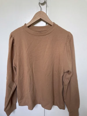 Brun sweatshirt med puffärm - Storlek XS/S från Lager 157 🤍 Köparen står för frakt 