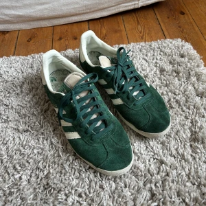 Adidas Gazelle  - Adidas Gazelle i gott skick! Ordinarie pris 1300, pris kan diskuteras! 