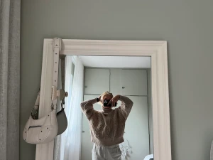 Begie stickad tröja H&M - Mysig stickad tröja från H&M, står att det är en strl xs men den är stor i storleken. Jag burkar bära S så ni kan se hur den sitter på mig, sitter inte alls tight utan bara skönt!